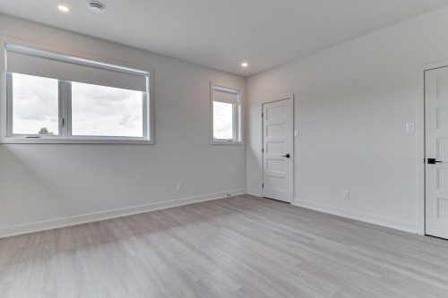 Chambre à coucher - 8-2050 Boul. De Blois, Laval (Duvernay), QC - Indoor Photo Showing Other Room