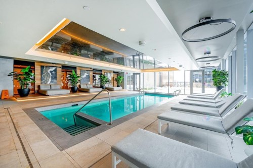 Piscine - 3802-720 Rue St-Jacques, Montréal (Ville-Marie), QC - Indoor Photo Showing Other Room With In Ground Pool