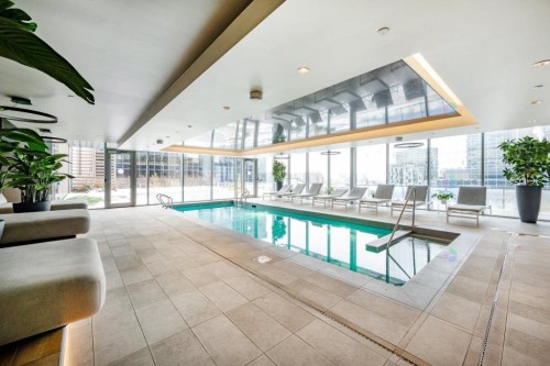 Piscine - 3802-720 Rue St-Jacques, Montréal (Ville-Marie), QC - Indoor Photo Showing Other Room With In Ground Pool