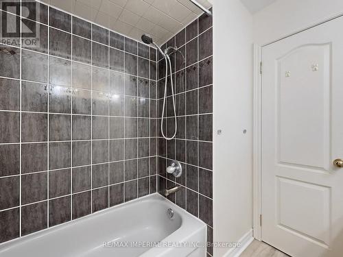 25 Ruby Crescent, Richmond Hill, ON - Indoor Photo Showing Bathroom