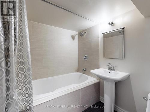 25 Ruby Crescent, Richmond Hill, ON - Indoor Photo Showing Bathroom