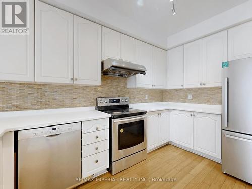 25 Ruby Crescent, Richmond Hill, ON - Indoor Photo Showing Kitchen