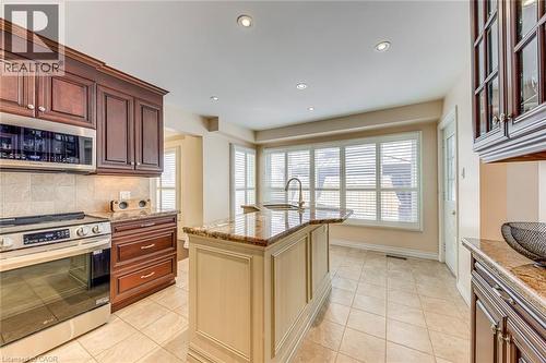 2223 Vista Drive, Burlington, ON - Indoor Photo Showing Kitchen With Upgraded Kitchen