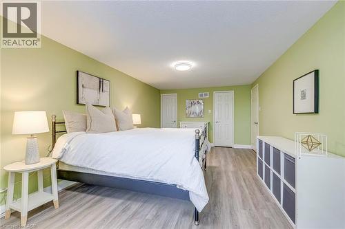 2223 Vista Drive, Burlington, ON - Indoor Photo Showing Bedroom