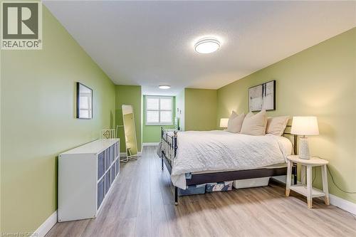 2223 Vista Drive, Burlington, ON - Indoor Photo Showing Bedroom