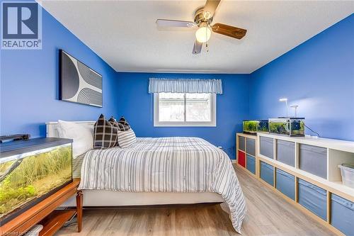2223 Vista Drive, Burlington, ON - Indoor Photo Showing Bedroom