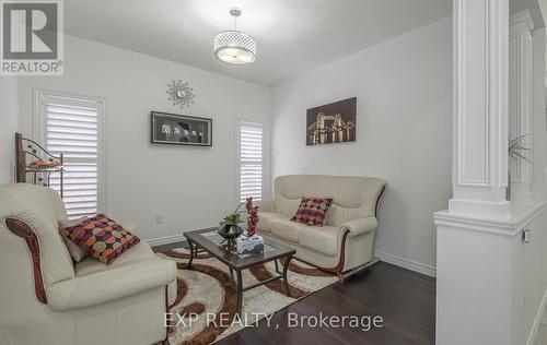 228 Greti Drive, Hamilton, ON - Indoor Photo Showing Living Room
