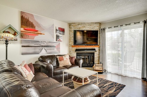 Salon - 604 Ch. Du Skieur, Piedmont, QC - Indoor Photo Showing Living Room With Fireplace