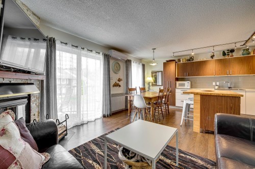 Vue d'ensemble - 604 Ch. Du Skieur, Piedmont, QC - Indoor Photo Showing Living Room With Fireplace