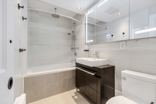 Bathroom - 3-6585 Rue Garnier, Montréal (Rosemont/La Petite-Patrie), QC - Indoor Photo Showing Bathroom