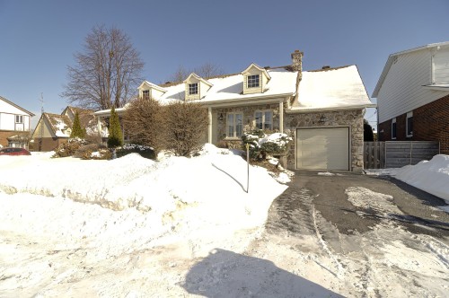 1825 Rue Nancy  Brossard, QC J4Y 2M4