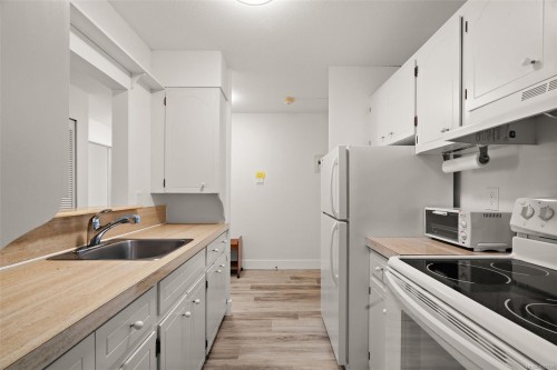 206-2050 White Birch Rd, Sidney, BC - Indoor Photo Showing Kitchen