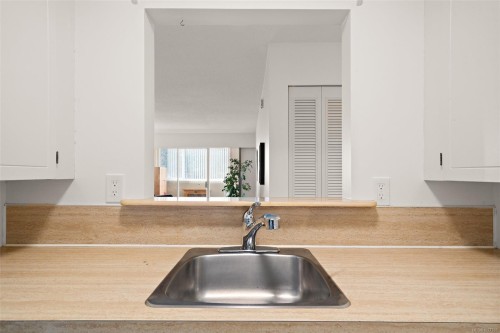 206-2050 White Birch Rd, Sidney, BC - Indoor Photo Showing Kitchen