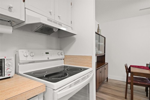 206-2050 White Birch Rd, Sidney, BC - Indoor Photo Showing Kitchen