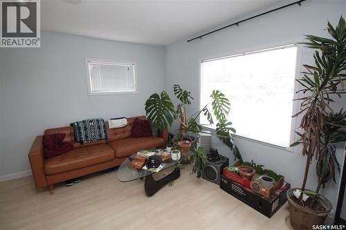 321 Bottomley Avenue N, Saskatoon, SK - Indoor Photo Showing Living Room