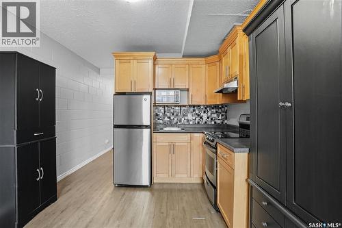 2A 833 B Avenue, Saskatoon, SK - Indoor Photo Showing Kitchen