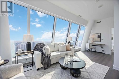 Lph05 - 8 Wellesley Street W, Toronto, ON - Indoor Photo Showing Living Room