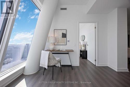 Lph05 - 8 Wellesley Street W, Toronto, ON - Indoor