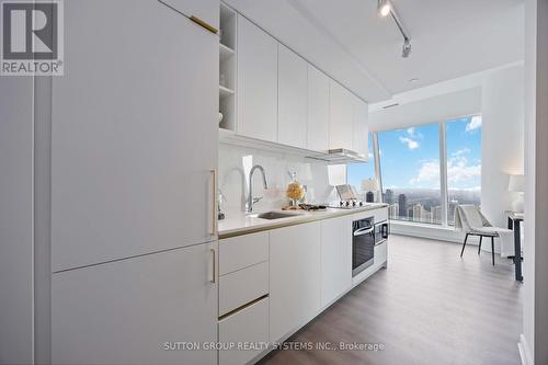 Lph05 - 8 Wellesley Street W, Toronto, ON - Indoor Photo Showing Kitchen