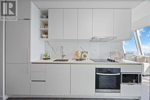 Lph05 - 8 Wellesley Street W, Toronto, ON - Indoor Photo Showing Kitchen