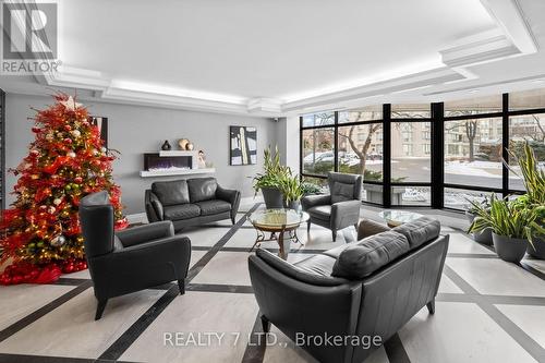 303 - 175 Cedar Avenue, Richmond Hill, ON - Indoor