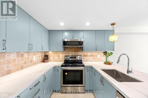 303 - 175 Cedar Avenue, Richmond Hill, ON - Indoor Photo Showing Kitchen