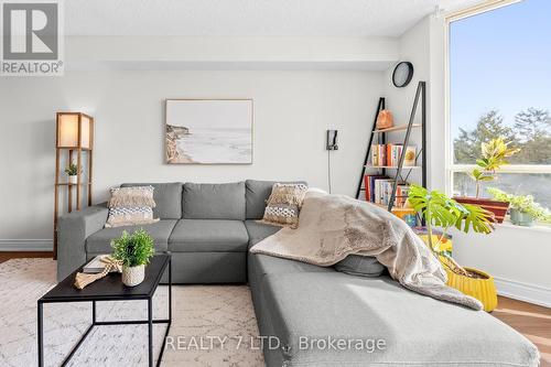 303 - 175 Cedar Avenue, Richmond Hill, ON - Indoor Photo Showing Living Room