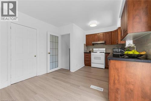 40 West 3Rd Street, Hamilton, ON - Indoor Photo Showing Kitchen