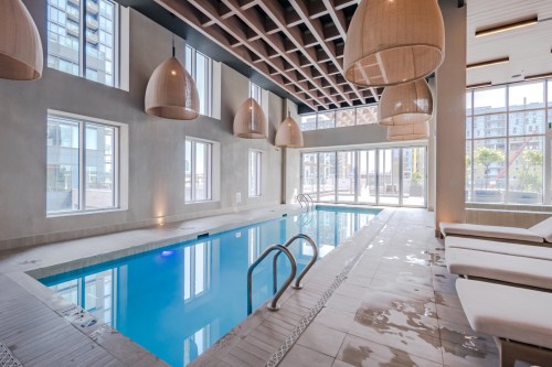 Piscine - Th5-1288 Rue St-Antoine O., Montréal (Ville-Marie), QC - Indoor Photo Showing Other Room With In Ground Pool