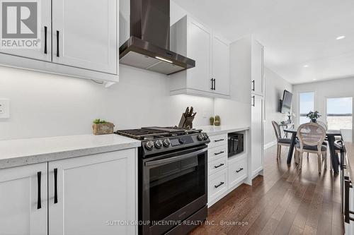 142 Ritchie Crescent, Springwater, ON - Indoor Photo Showing Kitchen With Upgraded Kitchen