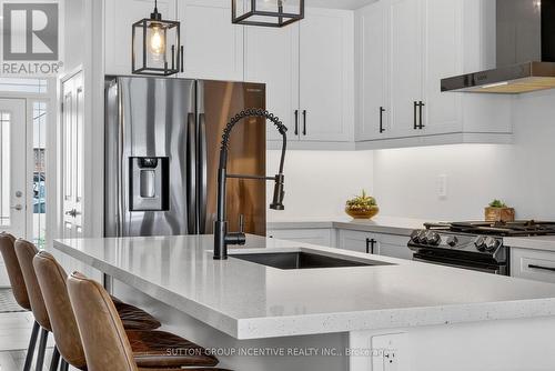 142 Ritchie Crescent, Springwater, ON - Indoor Photo Showing Kitchen With Upgraded Kitchen