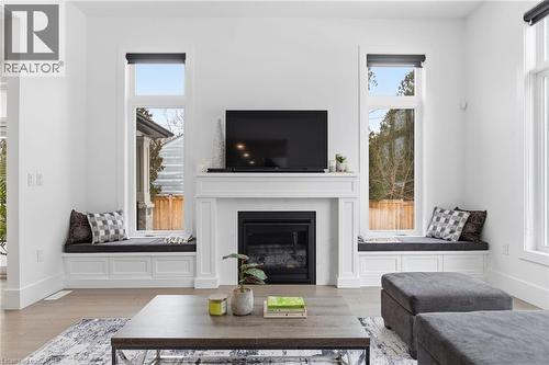 817 King Road, Burlington, ON - Indoor Photo Showing Living Room With Fireplace