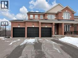 32 RIVER ROCK CRESCENT  Brampton, ON L7A 2W4