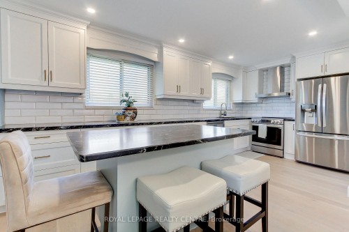 2039 Davebrook Road, Mississauga, ON - Indoor Photo Showing Kitchen With Stainless Steel Kitchen With Upgraded Kitchen