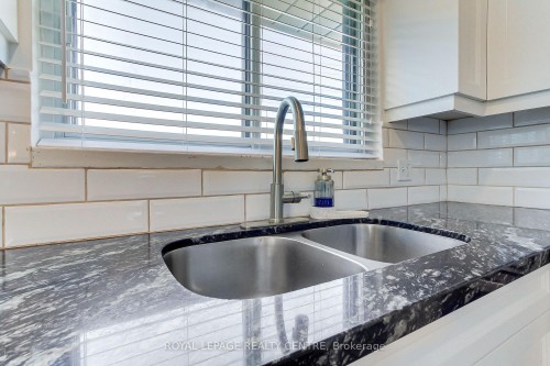 2039 Davebrook Road, Mississauga, ON - Indoor Photo Showing Kitchen With Double Sink