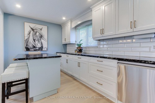 2039 Davebrook Road, Mississauga, ON - Indoor Photo Showing Kitchen With Upgraded Kitchen