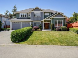 4276 Kincaid St  Saanich, BC V8X 4R3