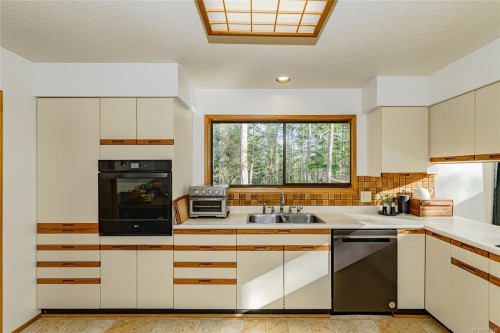 392 Langs Rd, Salt Spring, BC 
