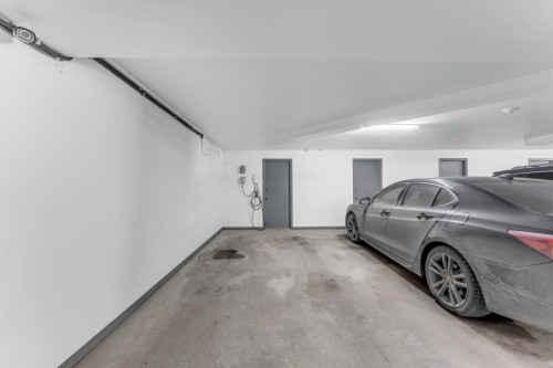 Garage - 102-1030 Rue St-Laurent O., Longueuil (Le Vieux-Longueuil), QC - Indoor Photo Showing Garage