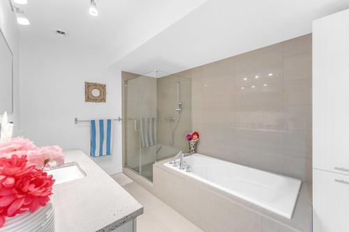 Bathroom - 102-1030 Rue St-Laurent O., Longueuil (Le Vieux-Longueuil), QC - Indoor Photo Showing Bathroom