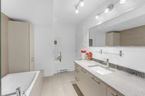 Bathroom - 102-1030 Rue St-Laurent O., Longueuil (Le Vieux-Longueuil), QC - Indoor Photo Showing Bathroom