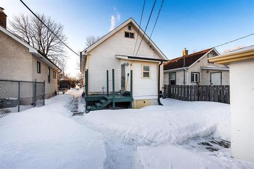 389 Cairnsmore St, Winnipeg, MB 