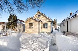 389 Cairnsmore ST  Winnipeg, MB R2X 1Y7