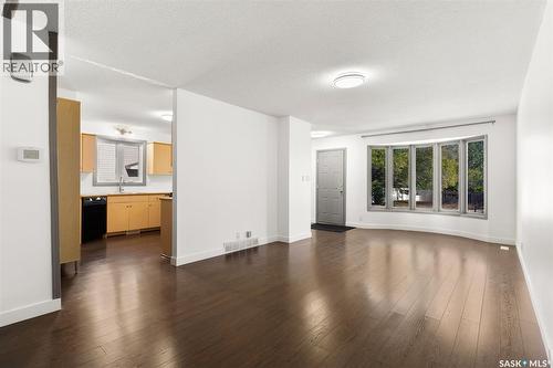 78 Spence Street, Regina, SK - Indoor Photo Showing Living Room