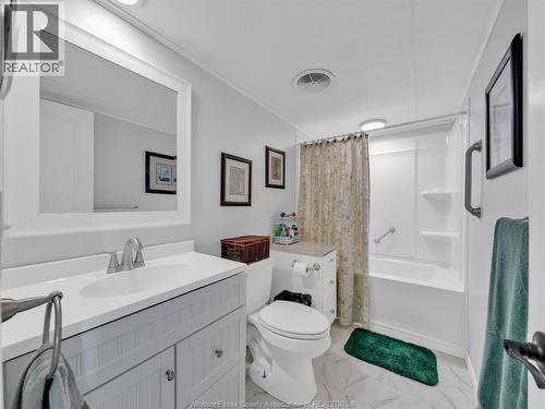 8 Maple, Mcgregor, ON - Indoor Photo Showing Bathroom