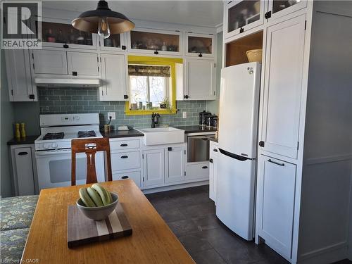 210 Charlton Avenue E, Hamilton, ON - Indoor Photo Showing Kitchen