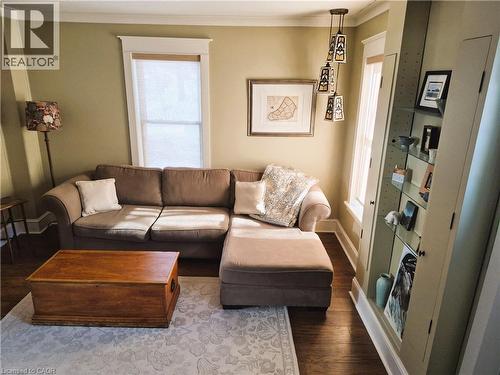 210 Charlton Avenue E, Hamilton, ON - Indoor Photo Showing Living Room