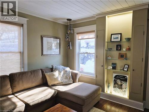 210 Charlton Avenue E, Hamilton, ON - Indoor Photo Showing Living Room
