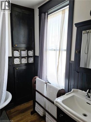 210 Charlton Avenue E, Hamilton, ON - Indoor Photo Showing Bathroom