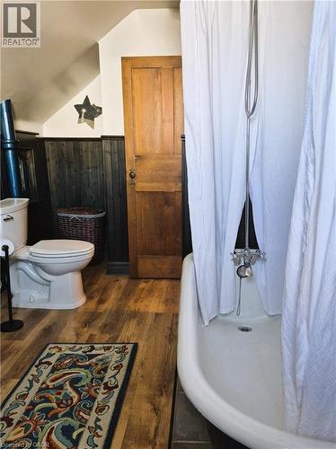 210 Charlton Avenue E, Hamilton, ON - Indoor Photo Showing Bathroom